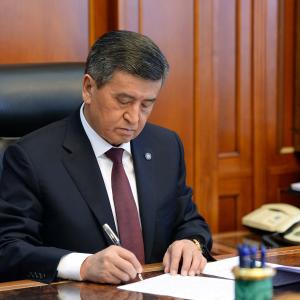 Президент Жээнбеков подписал указ о продлении чрезвычайного положения